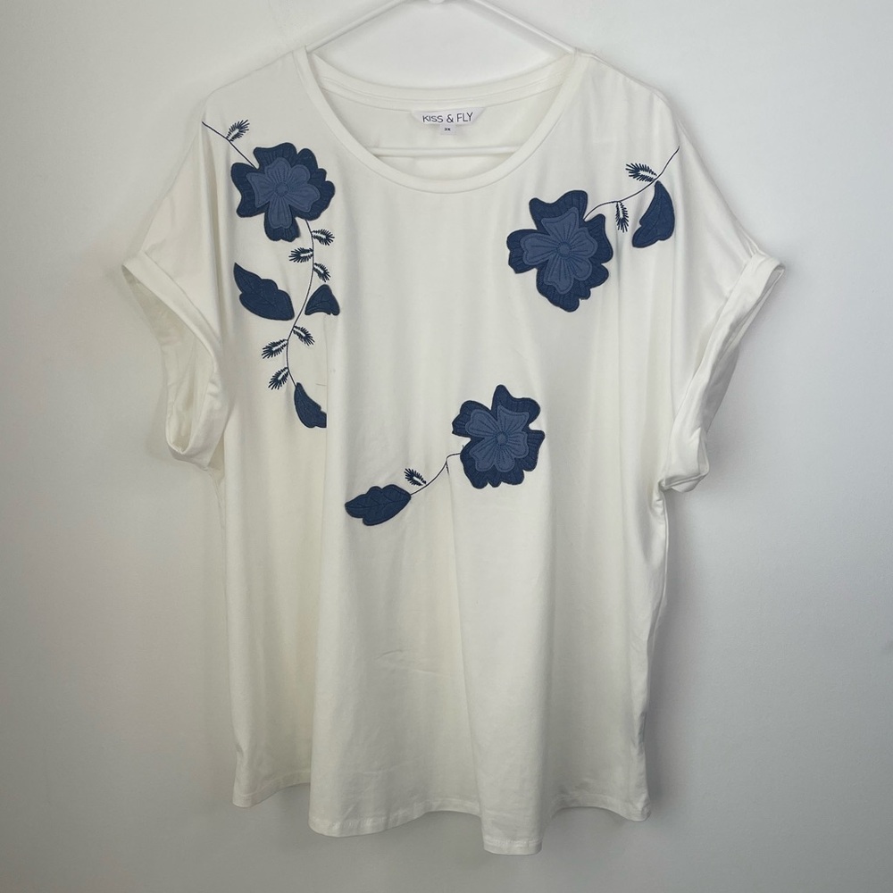Kiss and fly White Tee with Navy Floral Accents size 3XL
